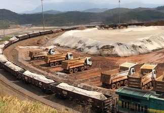 Embarque de areia produzida na mina de Brucutu, em Minas Gerais