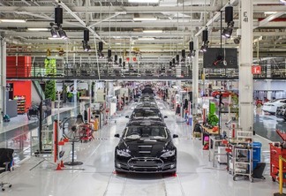 Musk divaga sobre futuro sustentável – e investidores querem saber onde estão os carros