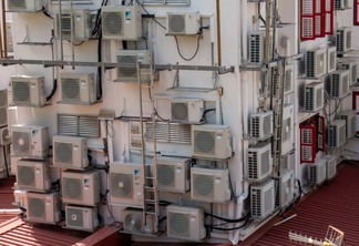 Dezenas de aparelhos de ar-condicionado
