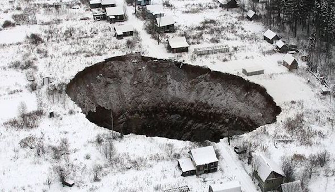 Cratera gigante que se abriu em mina explorada pela mineradora russa Urakali na cidade de Solikamsk