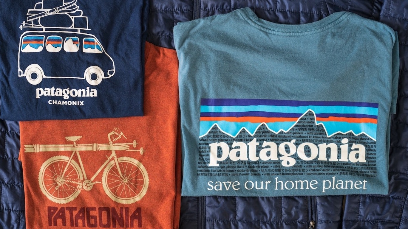 Camisetas da Patagonia, empresa que é controlada por um fundo e vai dedicar todos os seus lucros para a preservação do meio ambiente