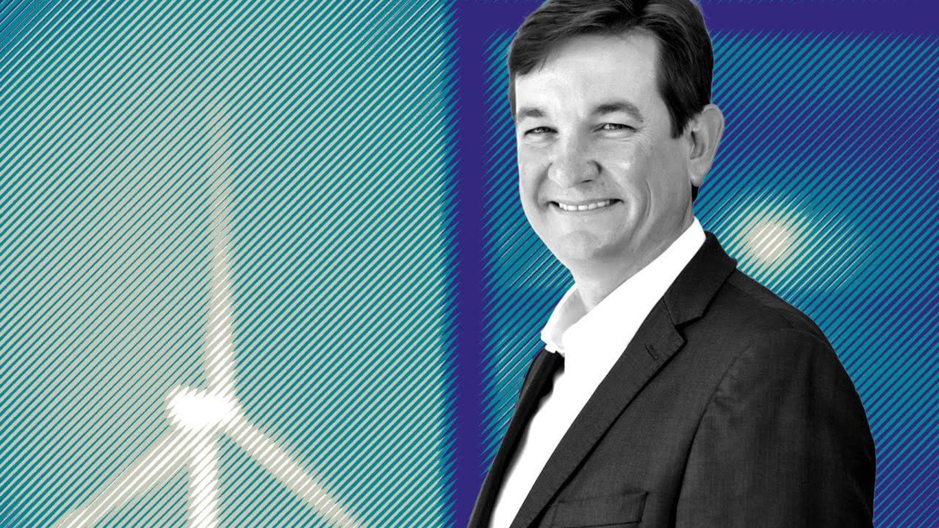 Foto de perfil de Fabio Zanfelice, CEO da Auren Energia, em preto e branco, sobre fundo azul.