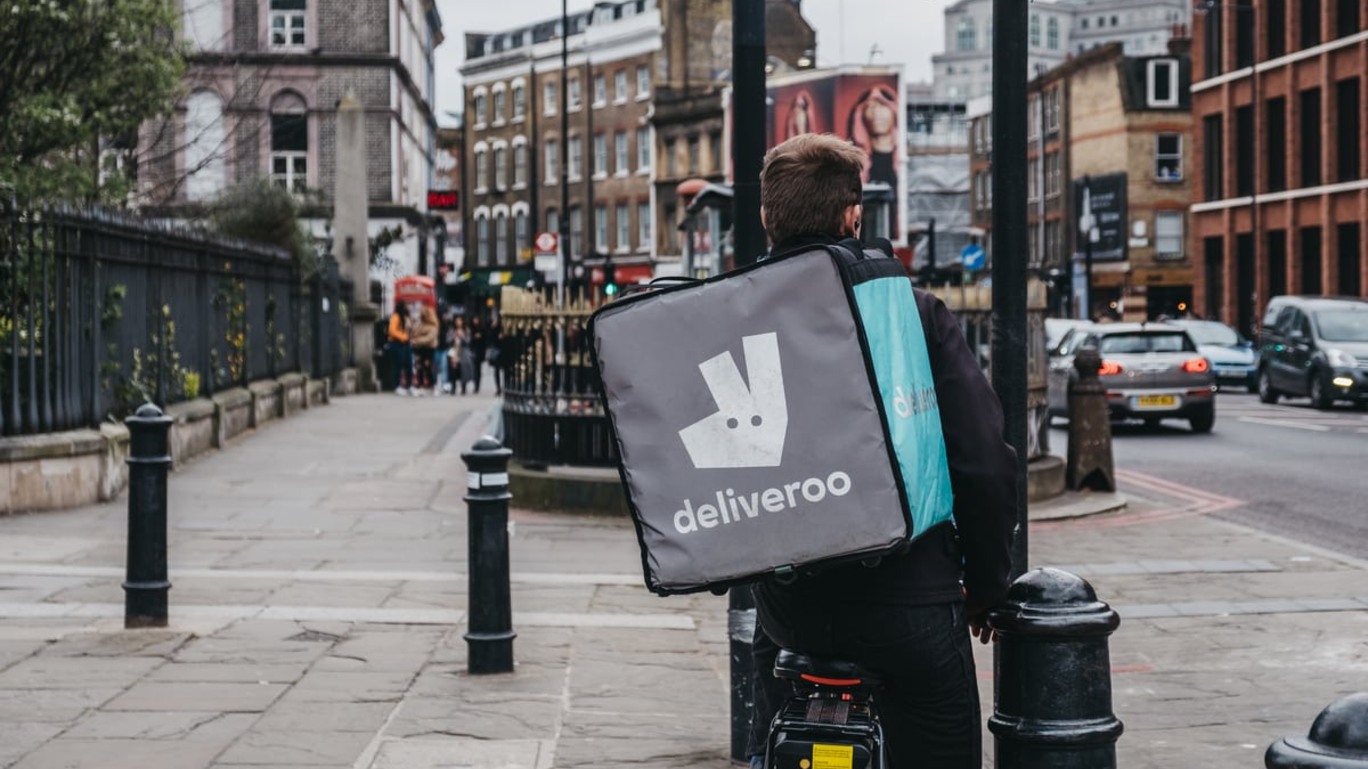 Criticada por tratamento a entregadores, Deliveroo afunda na estreia na Bolsa de Londres