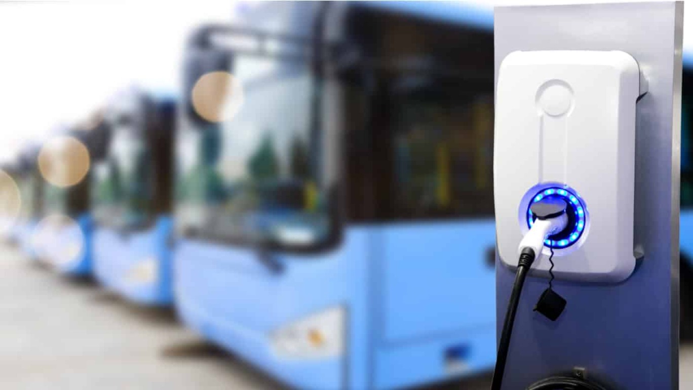 Ônibus movidos a baterias elétricas, que podem levar o nióbio da CBMM no futuro