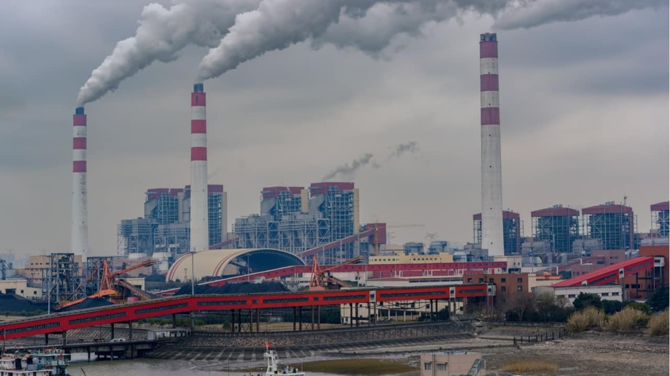 Usina termelétrica a carvão polui o ar na região de Xangai
