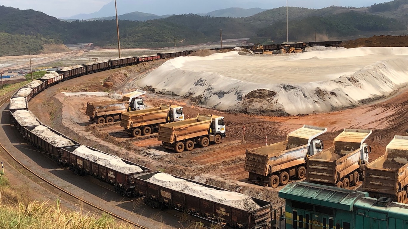 Embarque de areia produzida na mina de Brucutu, em Minas Gerais