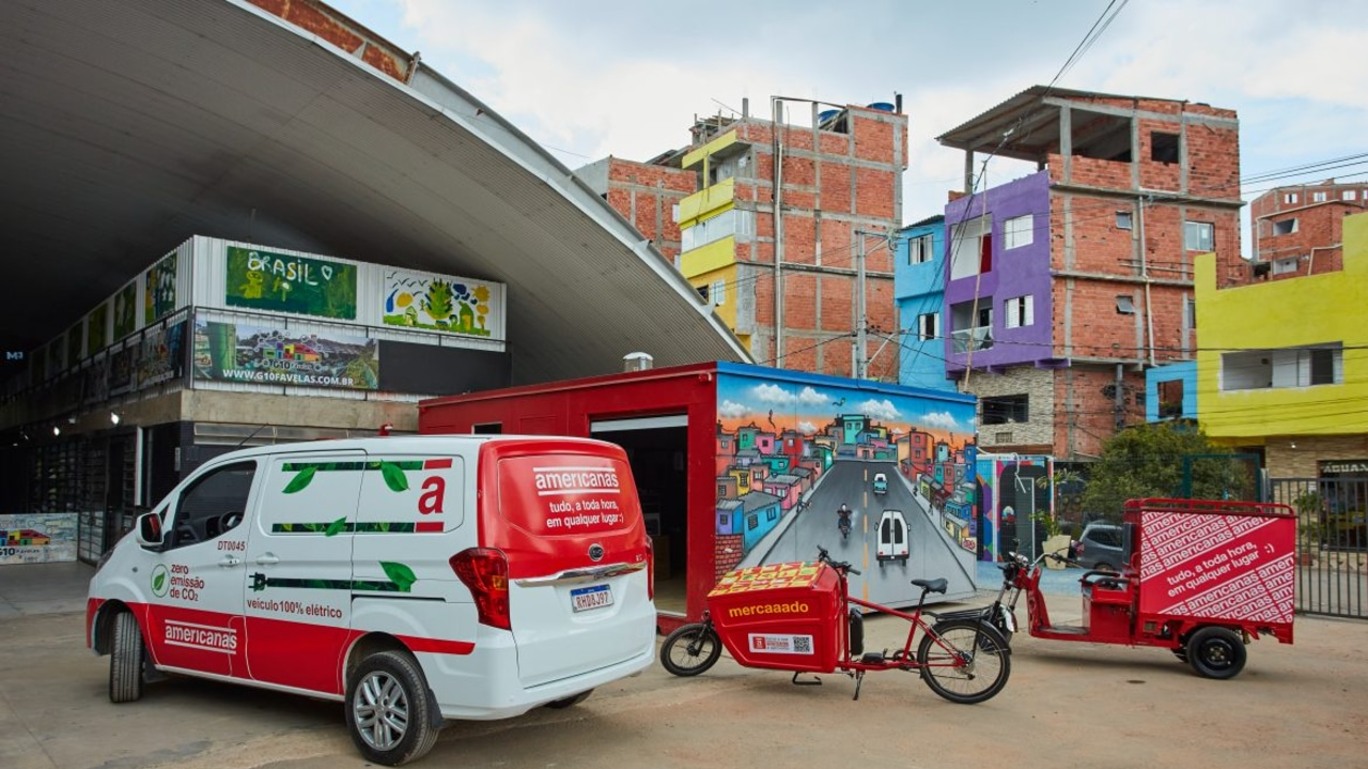 Base de apoio para delivery da Americanas na entrada de uma favela em parceria com a Favela Xpress