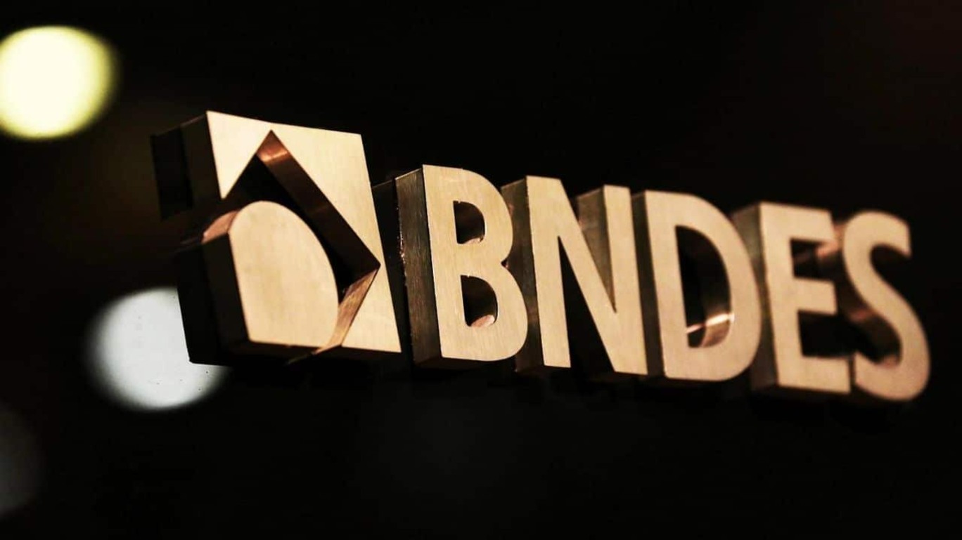 Imagem mostra letreiro na fachada do BNDES com o nome do banco em dourado