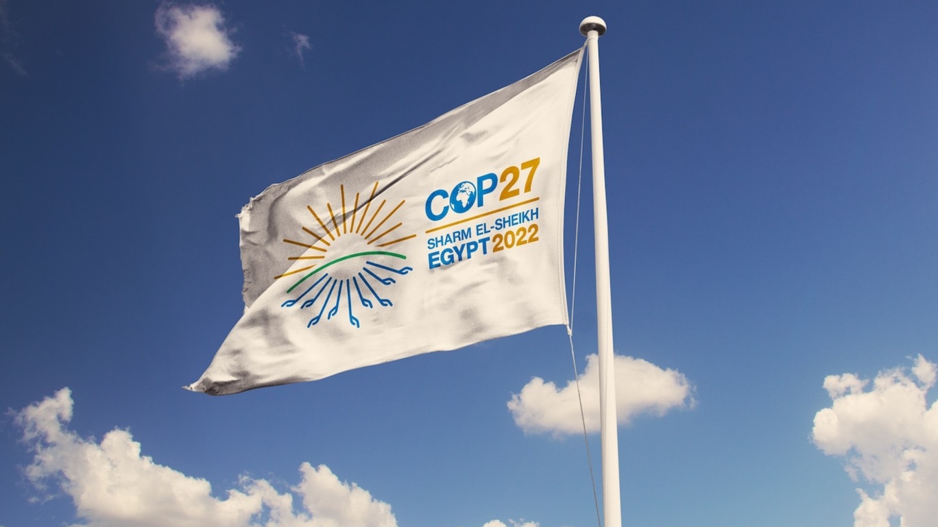 Bandeira com o logotipo da COP27