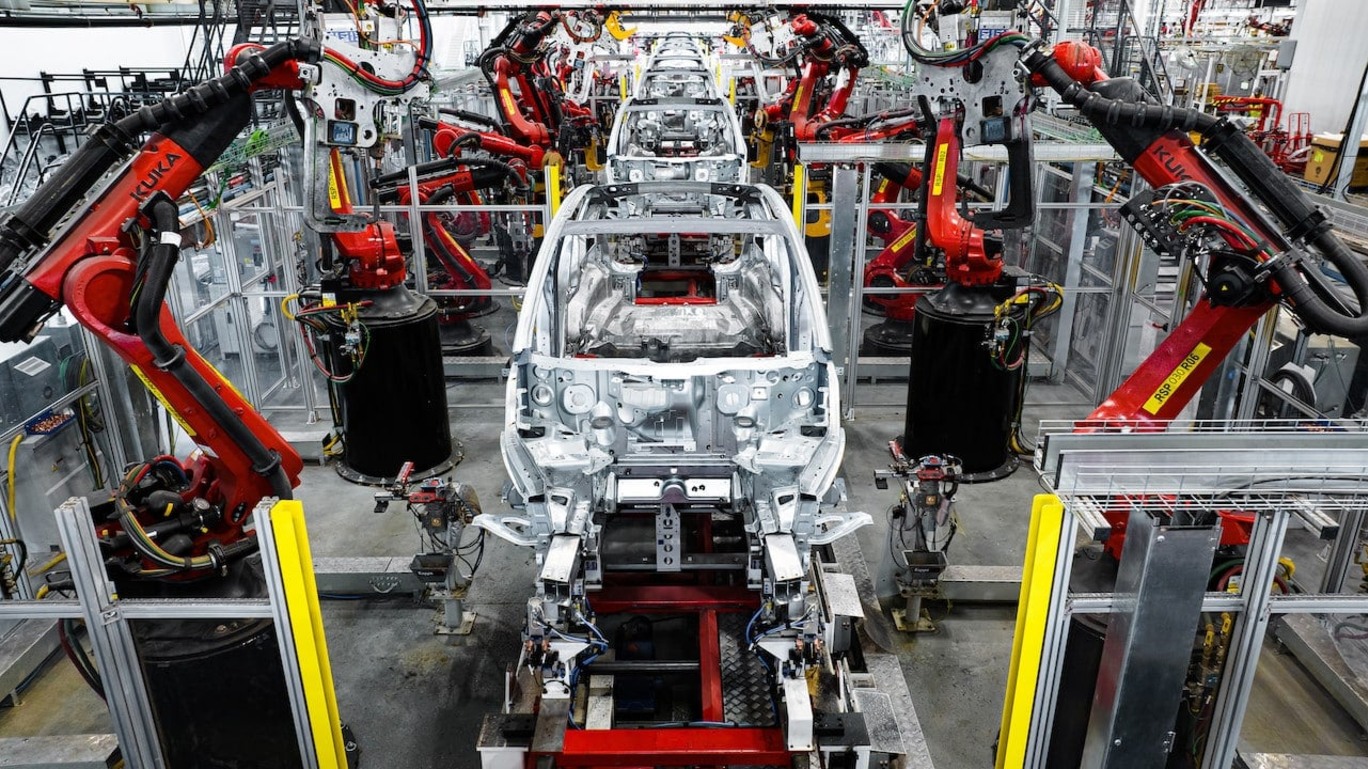 Robôs montam carro em fábrica da Tesla
