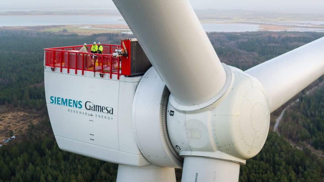 Close de uma turbina eólica instalada da marca Siemens Gamesa