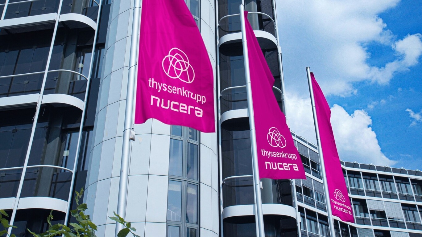 Bandeiras roxas com o logo da Thyssenkrupp Nucera