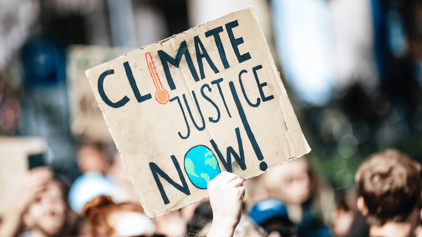 Cartaz de manifestante pede "Justiça climática já"