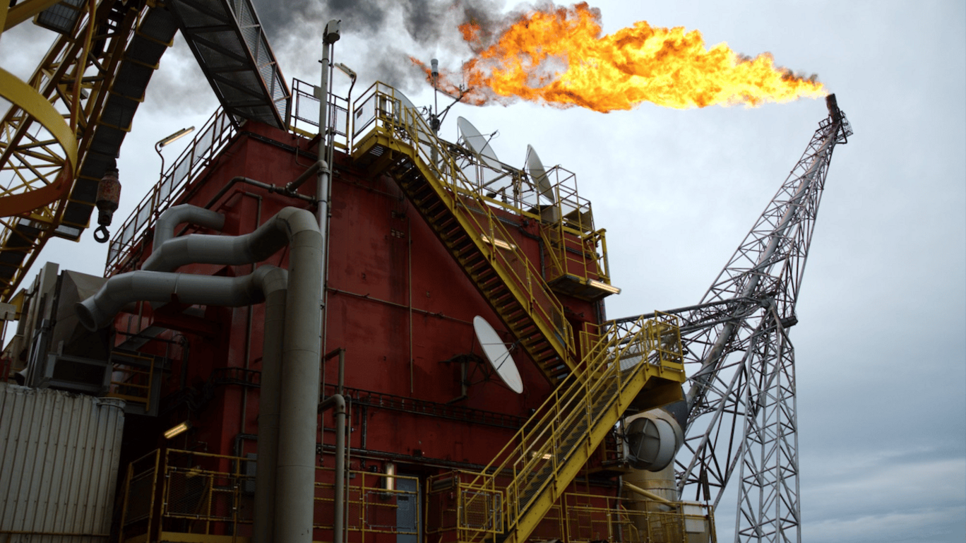 Plataforma de petróleo no Mar do Norte queima gás excedente