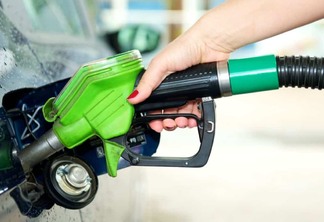 Carro é abastecido de etanol em posto de combustíveis