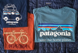 Camisetas da Patagonia, empresa que é controlada por um fundo e vai dedicar todos os seus lucros para a preservação do meio ambiente