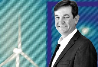 Foto de perfil de Fabio Zanfelice, CEO da Auren Energia, em preto e branco, sobre fundo azul.