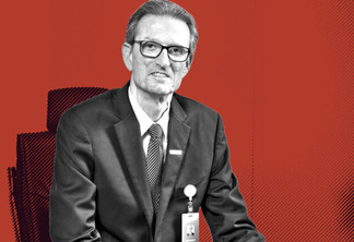 Diretor de transição energética na Petrobras, Mauricio Tolmasquim é um homem branco de meia idade e usa terno e gravata. A foto está em preto e branco e o fundo é vermelho