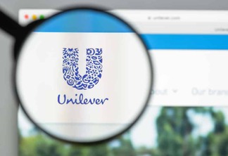 Logotipo da Unilever visto através de uma lupa
