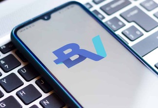 Celular exibe o logotipo do banco BV