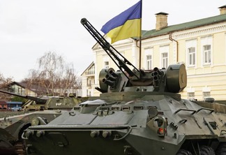 Tanque com a bandeira ucraniana em Kiev, capital do país