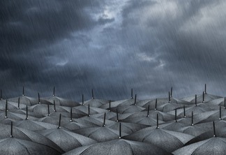 Ilustração mostra guarda-chuvas sob um céu escuro