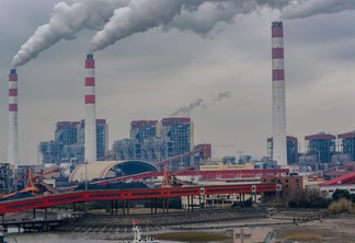 Usina termelétrica a carvão polui o ar na região de Xangai