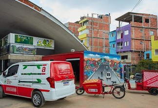 Base de apoio para delivery da Americanas na entrada de uma favela em parceria com a Favela Xpress