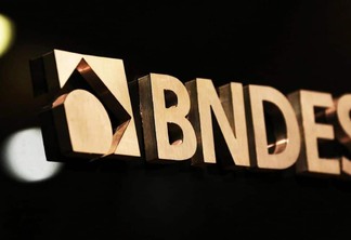 Imagem mostra letreiro na fachada do BNDES com o nome do banco em dourado