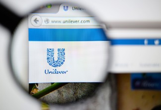 Imagem de uma lupa sobre o logotipo da Unilever