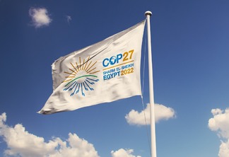 Bandeira com o logotipo da COP27