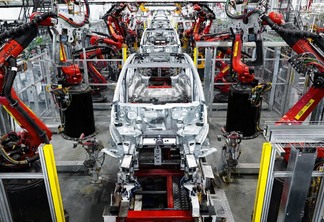 Robôs montam carro em fábrica da Tesla
