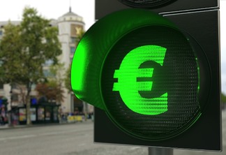 Ilustração mostra o símbolo do euro como a luz verde de um semáforo