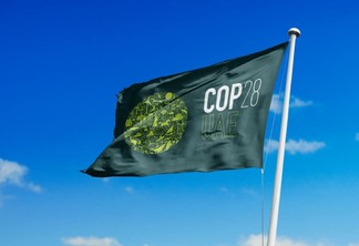 Bandeira da COP28, conferência do clima que acontecerá em novembro de 2023