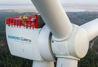 Close de uma turbina eólica instalada da marca Siemens Gamesa