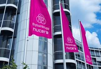 Bandeiras roxas com o logo da Thyssenkrupp Nucera
