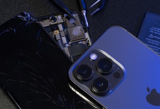 Um iPhone com a tela quebrada e aberto para conserto