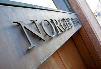 Imagem mostra a palavra "Norges" na fachada do Norges Bank Investment Bank