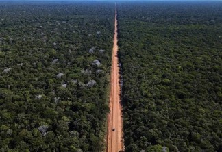 A BR-319, entre Manaus e Porto Velho, cuja pavimentação gera controvérsia