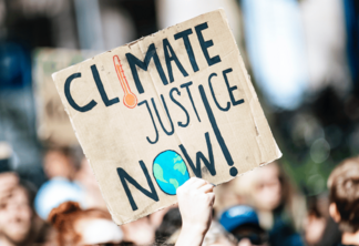 Cartaz de manifestante pede "Justiça climática já"