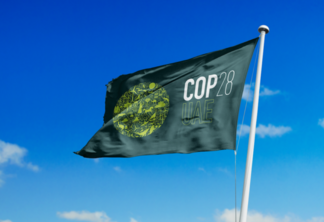 Bandeira com o logotipo da COP28, que acontece em Dubai