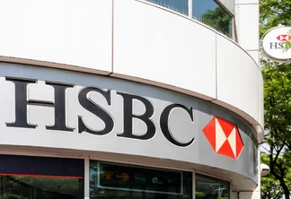 Fachada do banco HSBC, com árvores ao fundo