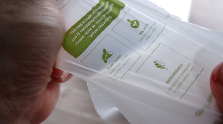 Imagem de uma sacola plástica deita à base de plantas e biodegradável