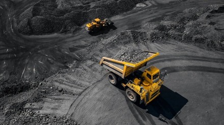 Máquinas pesadas em mina de carvão, vistas por cima