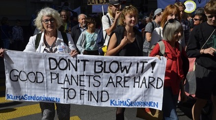 Protesto das KlimaSeniorinnen, grupo de idosas suíças que processou o governo de seu país