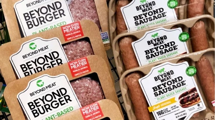 Embalagens de hambúrgueres e salsichas vegetais da Beyond Meat