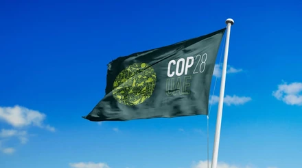 Bandeira da COP28, conferência do clima que acontecerá em novembro de 2023