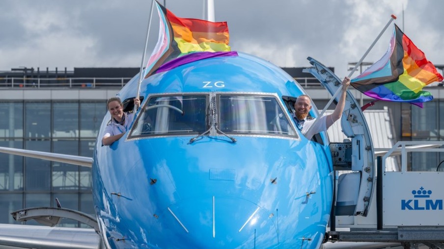 KLM tem aprimorado políticas para famílias LGBTQIA+ e pessoas não brancas