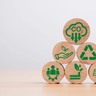 Conjunto de círculos de madeira com símbolos ligados à economia verde para simbolizar o conceito de redução de dióxido de carbono.