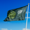 Bandeira com o logotipo da COP28, que acontece em Dubai
